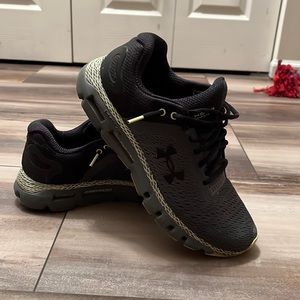 Men’s Underarmour Tennis shoes